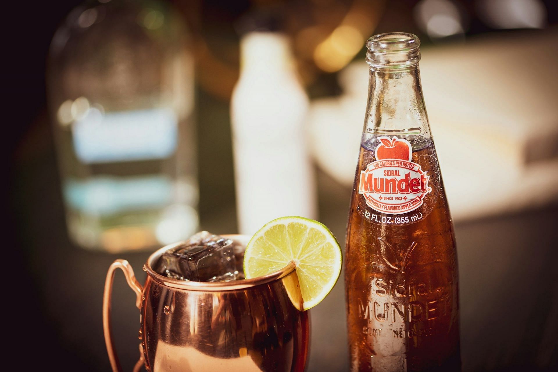 Carbonated beverages can be a good choice to fight morning sickness, but should be consmued in a limit (Image by Sidral Mundet)